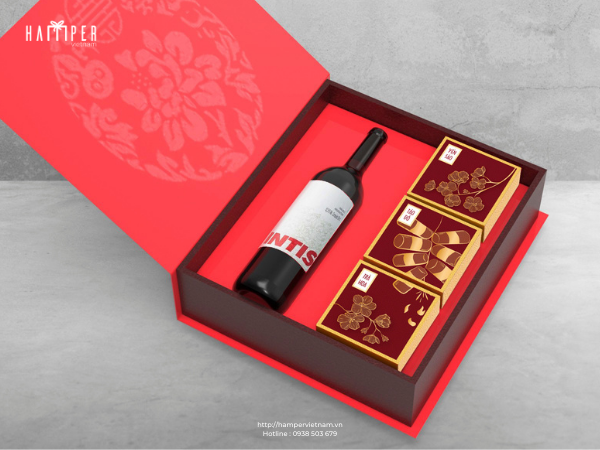 Set quà Tết bao gồm rượu vang, yến sào, táo đỏ và trà hoa có lợi cho sức khỏe người cao tuổi